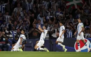 Футболистите на "Реал Сосиедад" са се наредили един след друг, за да поздравят Брайс Мендес (вляво) за попадението му срещу "Интер" в двубоя от група D в Сан Себастиан.