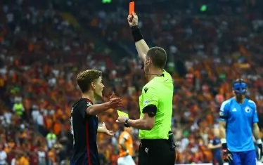 Главният рефер на мача в Истанбул от група А между "Галатасарай" и "Копенхаген" - Георги Кабаков, показва червен картон в 73-ата мин. на футболиста на гостите Елиас Йелерт (вляво).