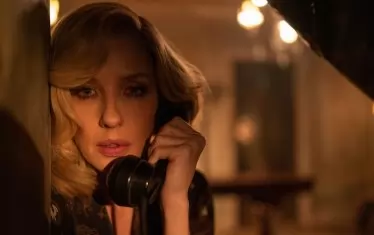 Кели Райли в ролята на опечалената майка и бивша оперна дива Роуина Дрейк.