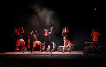 Сцена от спектакъла "Неделя сутрин".