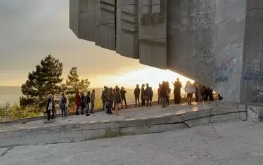 Паметникът като арт сцена.