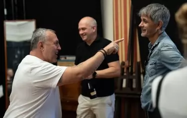  Актьор и режисьор се надъхват преди репетицията.