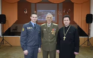  Руските свещеници не се притесняват да се снимат с представители на руските силови структури