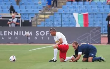 В двубоя не липсваха закачки, както между Красимир Балъков (вляво) и Стилиян Петров, който игра по едно полувреме за двата отбора.