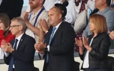 В ложите на стадиона един до друг седнаха премиерът Николай Денков, президентът Румен Радев и столичният кмет Йорданка Фандъкова (от ляво на дясно).