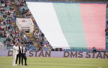 В 20-ата минута мачът бе прекъснат, а на терена излязоха Влади Ампов-Графа, Орлин Павлов и Любо Киров, за да изпеят хита си "Заедно".