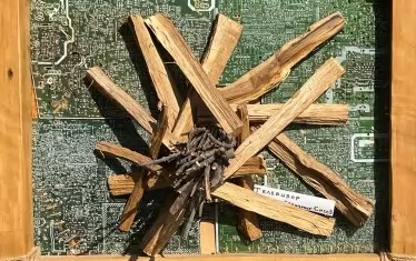 В творбите си Станимир Енчев интегрира материали, изхвърлени от морето.