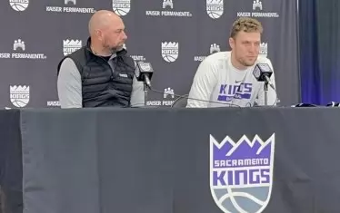 Везенков и Макнеър отговарят на въпросите на медиите в зала "Голдън Уан Сентър".