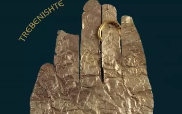  Златна пластина с форма на ръка с пръстен.