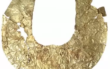  Нагръдник, изработен от цял лист злато.