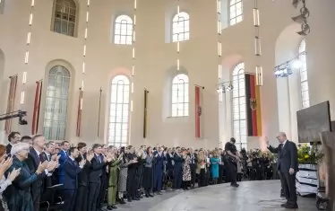 Писателят бе аплодиран от многобройна публика в църквата "Паулскирхе".