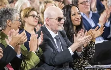 Рушди със съпругата си.