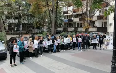 Пред съда имаше протест