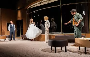 Две семейства, оплетени в гордиев възел.