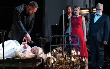  Евридика (Василена Винченцо), преди да слезе в подземното царство. 