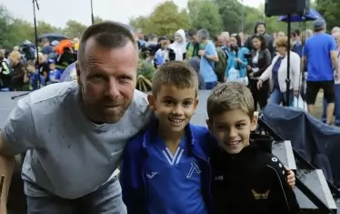 Елин Топузаков се снима с малки фенове на "Левски" пред паметника