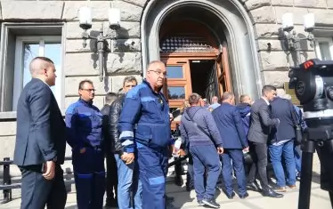  Миньори влизат на разговори в парламента. Кой ли не употреби разбираемите страхове на хората за хляба им. 