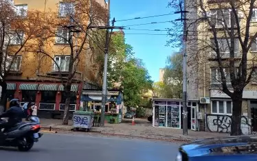  Във вероятно единственият незастроен терен на бул. "Патриарх Евтимий", на метри от Френската гимнация, се планира строеж на нова жилищна сграда. 