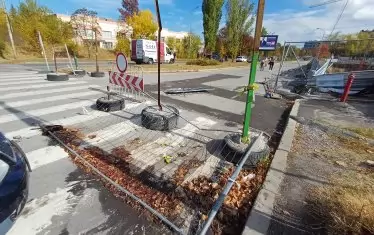  Южното платно на улицата е затворено за движение на автомобили заради опасност от пропадане в изкопа за небостъргача.