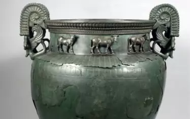 Бронзов съд с апликирани фигури на крави.
