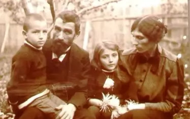 Чилингиров със семейството си.