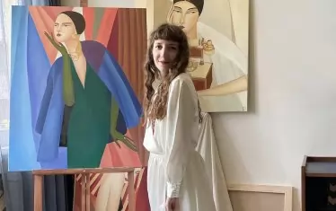 Художничката Джени Иванова в ателието си.