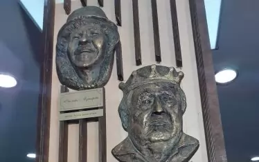  Мутафова, Калоянчев и Лолова символично продължават да подкрепят Сатиричния театър.