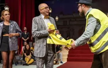  Двойникът на Любен Дилов (Георги Сасов) също като оригинала не може да артикулира правилно.