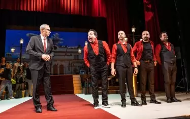  Бендът - Мартин Каров, Явор Борисов, Пламен Великов, Кирил Бояджиев (от дясно на ляво), рапортува на премиера Николай Луканов. 