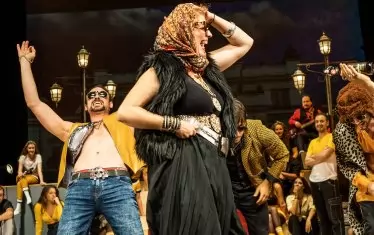  Маргарита Хлебарова в центъра на платените протестиращи.