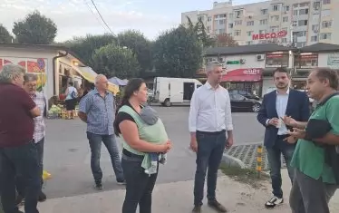 От няколко месеца Благомир Коцев (в средата) прави едно и също - среща се с хора.