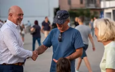 Ивайло Старибратов се среща с хора, но това не е достатъчно.