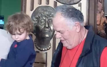  Ивайло Калоянчев с внука си, между тях - портретът на Татяна Лолова.