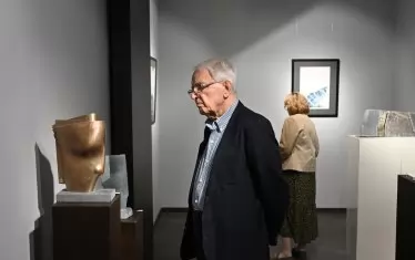  Във всички пластики са "кодирани" човешки лица. 