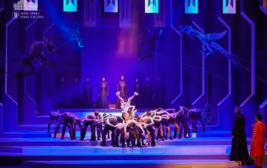 Постановката е модерна, но и вярна на романтичната оперна традиция.