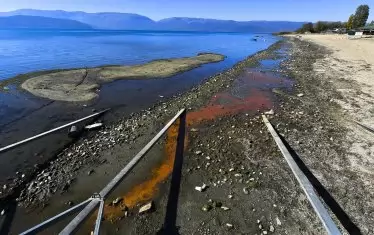  Водата все повече се отдръпва и оголва дъното.