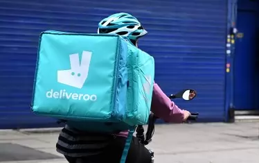 Преди 2 години Испания забрани на компаниите за доставка на храна да наемат самоосигуряващи се изпълнители и накара всички да минат на трудови договори. В отговор една от най-големите в този сектор - Deliveroo, обяви, че напуска страната.