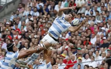 Аржентинецът Гуисо Пети се е докопал до топката след изпълнение на тъч по време на 1/4-финала срещу Уелс в Марсилия.