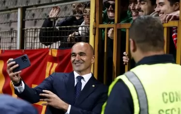 Селекционерът на Португалия Роберто Мартинес си прави селфи с фенове на стадиона в Зеница преди разгромната победа с 5:0 над Босна и Херцеговина.