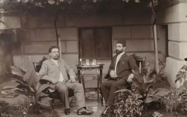 Тук е заедно със служител на турското дипломатическо представителство в София.