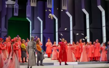 За спектакъла са създадени над 160 ефектни сценични костюми и аксесоари.