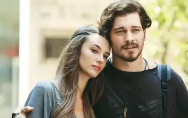  С актрисата Хазал Кая - негова партньорка в "Кварталът на богатите".