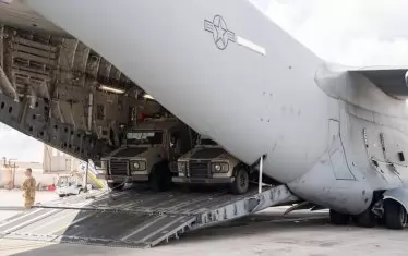 Boeing C-17A Globemaster разтоварва бронирани автомобили