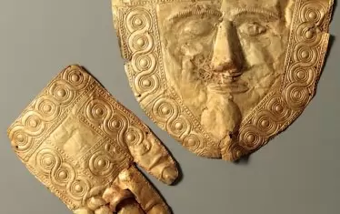  Златни ръка и погребална маска от гроб край Охрид на 12 км от основния некропол.