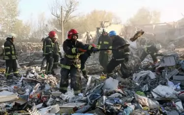  Спасители разчистват руините в опит да намерят живи хора