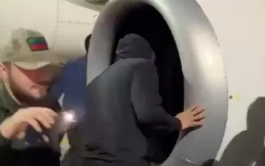  Нападателите търсят евреи в двигателите на самолета