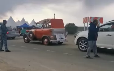 В паническото си бягство жителите на Нагорни Карабах използваха всякакви превозни средства, включително и ретроавтомобили.