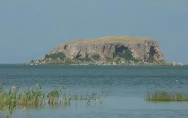 В голямото Преспанско езеро има два острова - Голем град и Мал град.