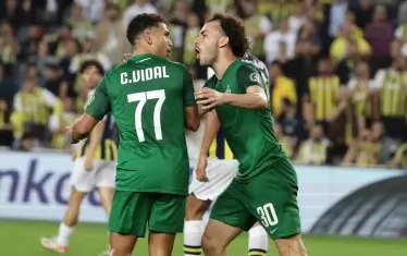 Двама от бразилците в "Лудогорец" - Кайо Видал (вляво) и Педро Нареси, се поздравяват след автогола на сънародника им във "Фенербахче" Родриго Бекао.