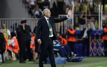 Георги Дерменджиев напътства футболистите си край тъчлинията.